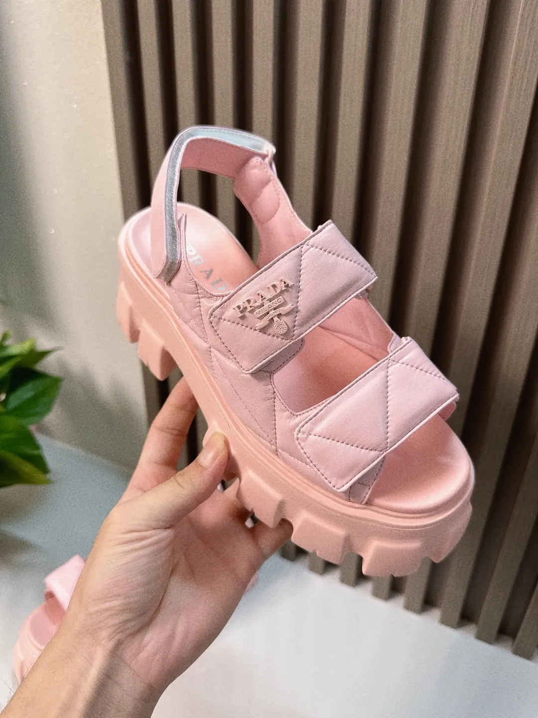 👟👟Ex-factory price 560👟👟 Prada New sandal series for summer Thick-soled sandals This is a must-have for summer. It feels soft and delicate on the feet and is extremely comfortable. You can mix it with you at will. Original molded midsole. Original foaming technology tooth outsole, size 35-41.